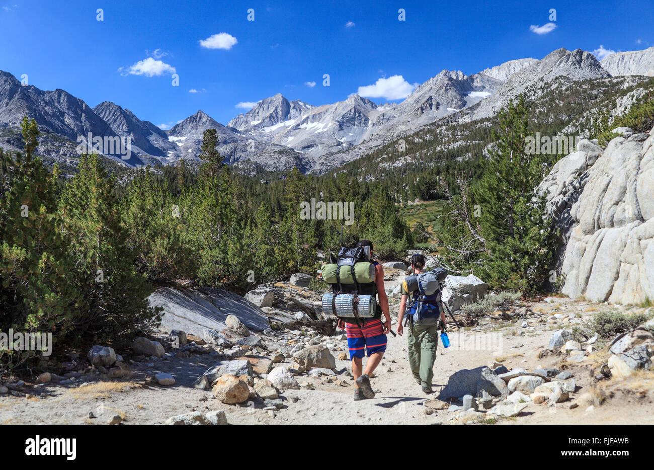 Backpacker in kleinen Seen-Tal im Rock Creek Canyon der östlichen Sierra in Nordkalifornien Stockfoto