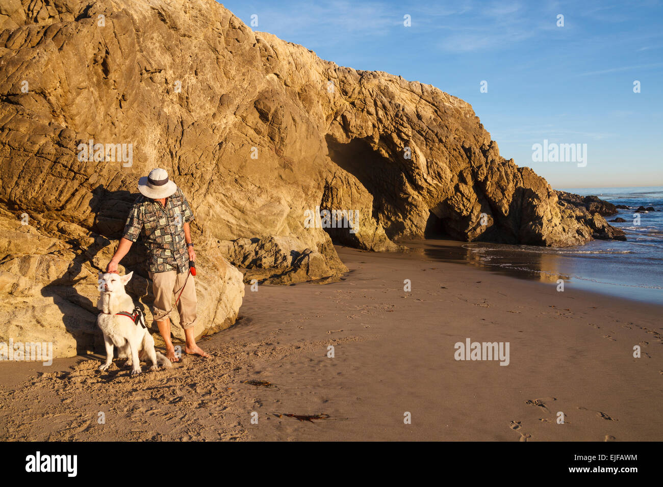 Mensch und Hund in hundefreundliche Umgebung von Leo Carrillo State Beach in Süd-Kalifornien Stockfoto