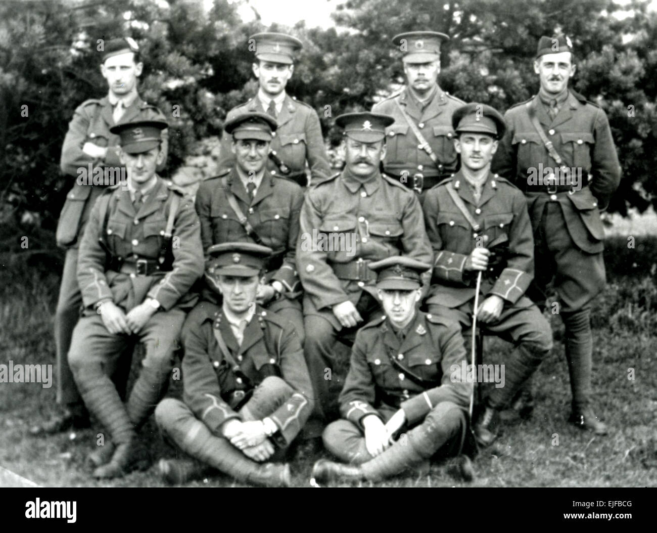 FERDINAND WEST VC (1896-1988) sitzt auf der rechten Seite in zweiter Reihe wahrscheinlich im RFC Trainingslager in Brooklands 1917 Stockfoto