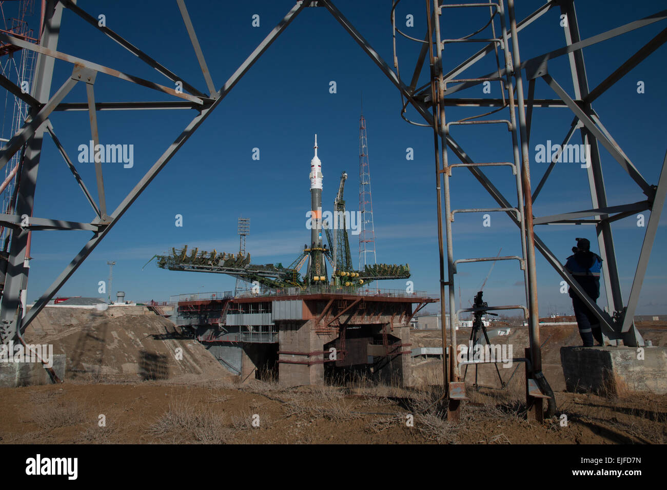 Weltraumbahnhof Baikonur in Kasachstan. 25. März 2015. Das Raumschiff Sojus TMA - 16M ist mit dem Zug auf der Startrampe in Baikonur Kosmodrom 25. März 2015 in Kasachstan ausgerollt. Start der Sojus Rakete ist für den 28. März geplant und führt Expedition 43 Besatzung der internationalen Raumstation ISS. Stockfoto