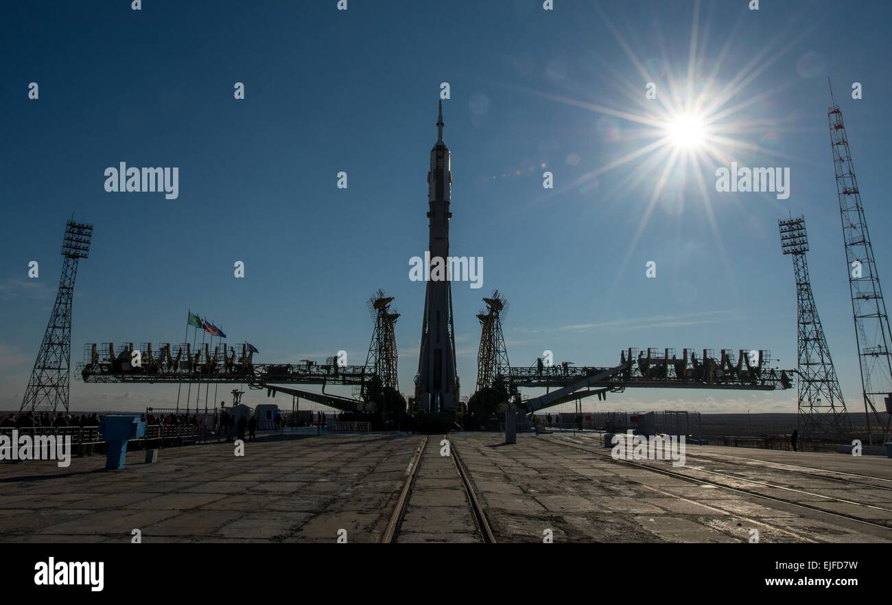 Das Raumschiff Sojus TMA - 16M ist in Position auf der Startrampe und die Gantry eingerastet am Weltraumbahnhof Baikonur 25. März 2015 in Kasachstan gehoben. Start der Sojus Rakete ist für den 28. März geplant und führt Expedition 43 Besatzung der internationalen Raumstation ISS. Stockfoto
