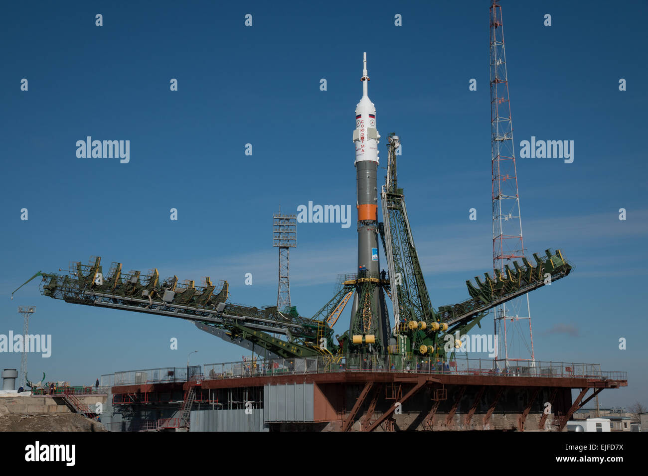 Das Raumschiff Sojus TMA - 16M ist mit dem Zug auf der Startrampe und die Gantry angehoben um die Rakete auf dem Kosmodrom Baikonur 25. März 2015 in Kasachstan ausgerollt. Start der Sojus Rakete ist für den 28. März geplant und führt Expedition 43 Besatzung der internationalen Raumstation ISS. Stockfoto