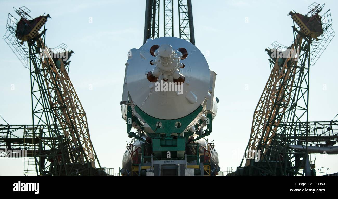Das Raumschiff Sojus TMA - 16M ist mit dem Zug auf der Startrampe in Baikonur Kosmodrom 25. März 2015 in Kasachstan ausgerollt. Start der Sojus Rakete ist für den 28. März geplant und führt Expedition 43 Besatzung der internationalen Raumstation ISS. Stockfoto