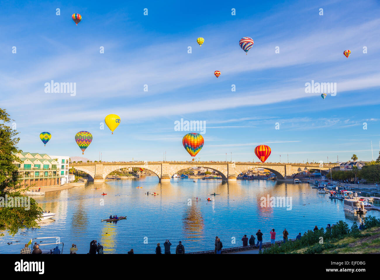 Ballons über die London Bridge in Lake Havasu City, AZ. Stockfoto