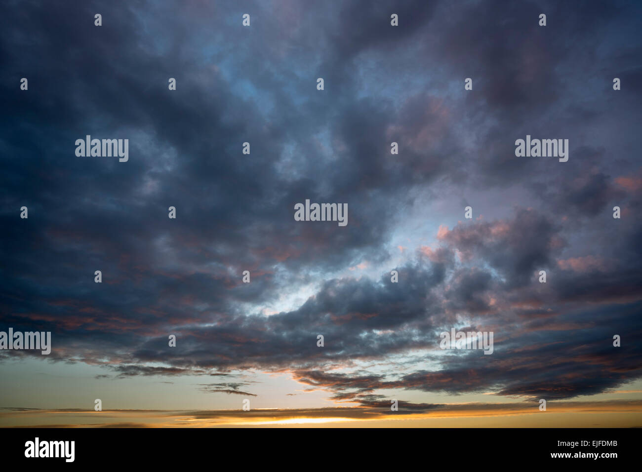 Spektakuläre finsteren geschwollenen Wolken in dramatischen Stimmungsvoller Himmel bei Sonnenuntergang im Vereinigten Königreich Stockfoto