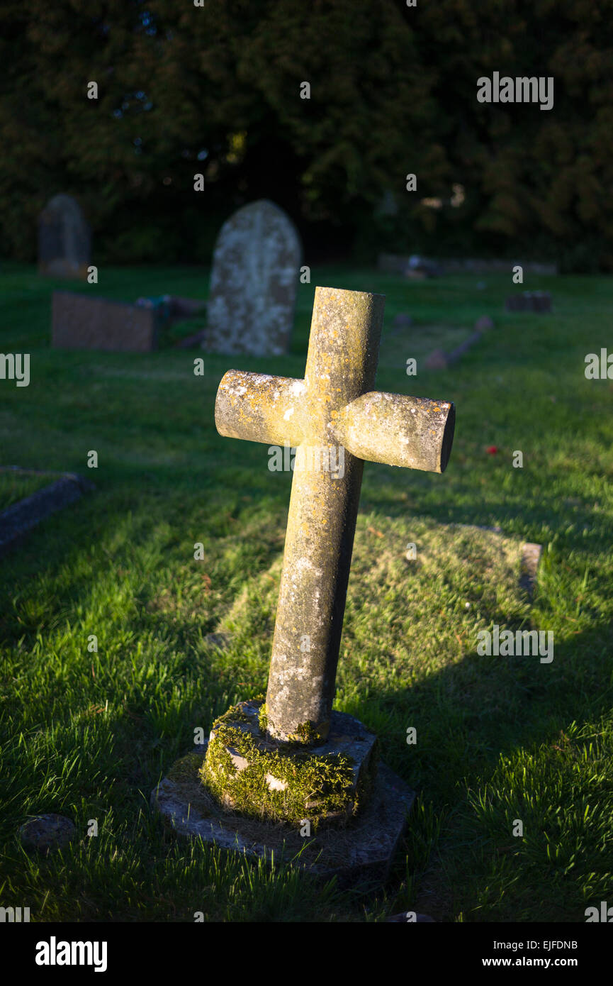 Religiöse Kreuz Marken Grab im Friedhof von Northleach in Gloucestershire in Cotswolds, UK Stockfoto