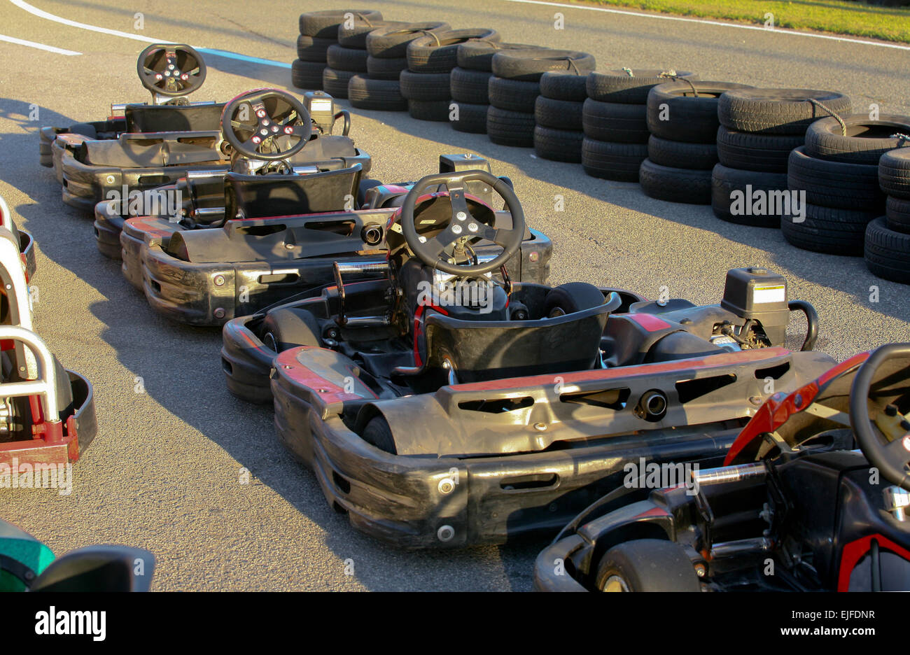 Maschine-Karts vor dem Start auf der Strecke. Sommer-Saison Stockfoto