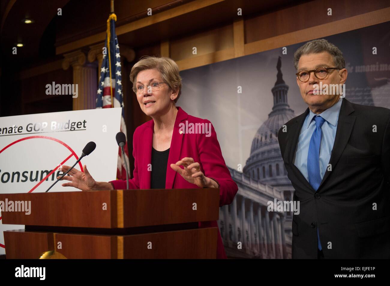 US-Senator Elizabeth Warren zusammen mit Senator Al Franken kommentiert Senat Republikhaushalts der Verbraucher Schutz Bundesamtes zu, während einer Pressekonferenz 25. März 2015 in Washington, DC beseitigen. Stockfoto