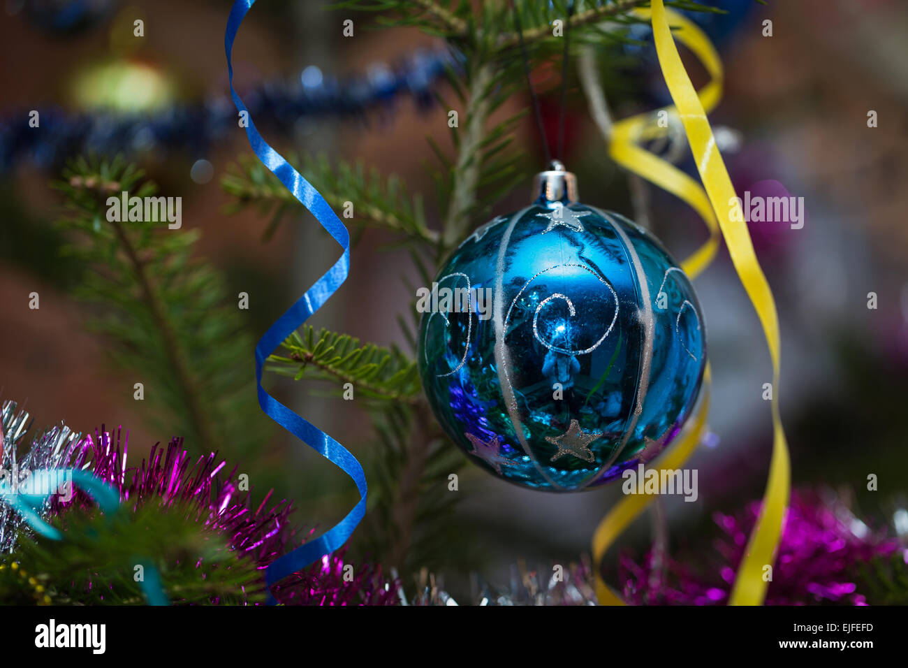 Weihnachtskugeln im Freien an einem Baum blau Stockfoto