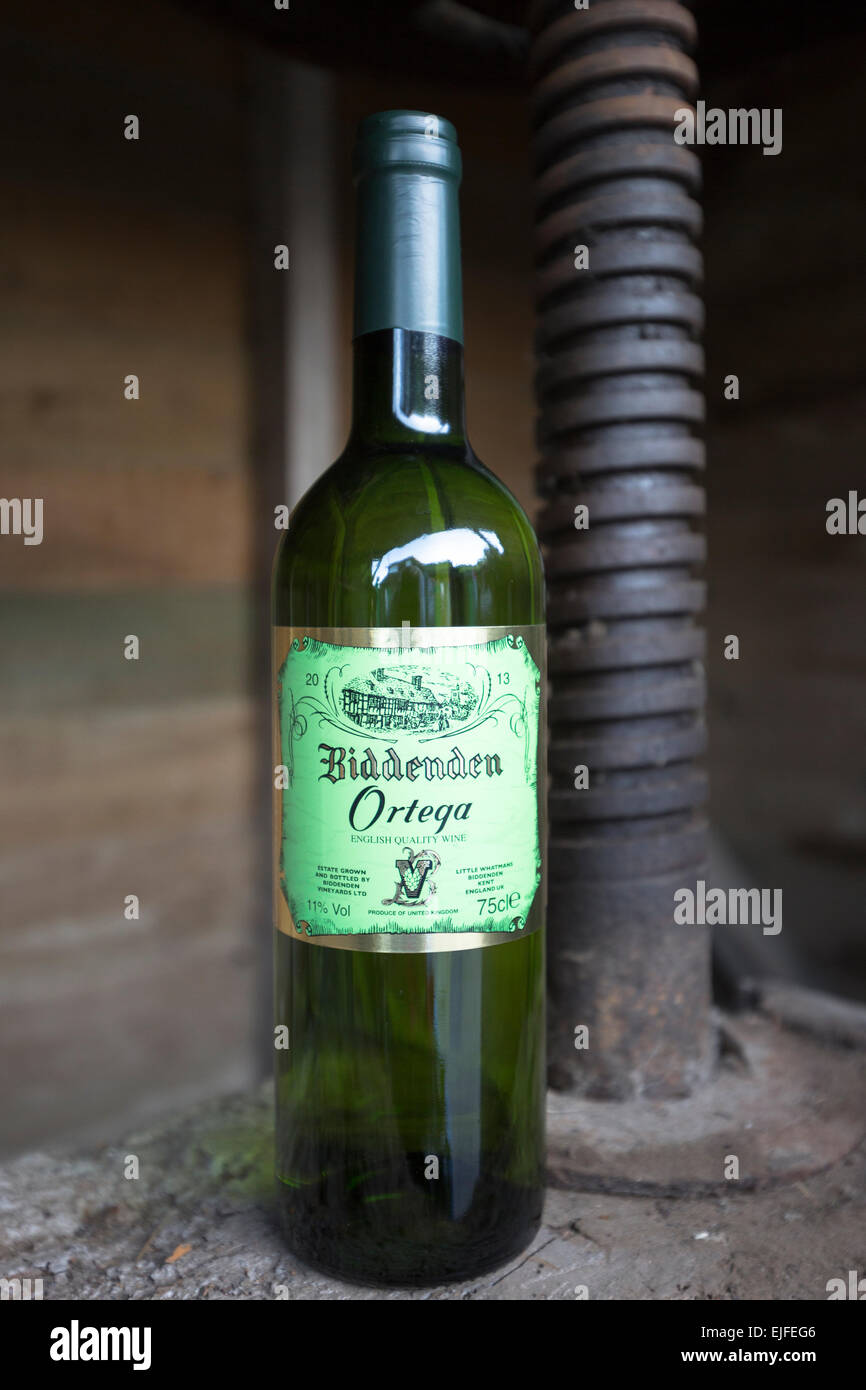 Flasche Wein weisse Ortega und alte Weinpresse in Biddenden englische Weinberge in Kent, England, UK Stockfoto