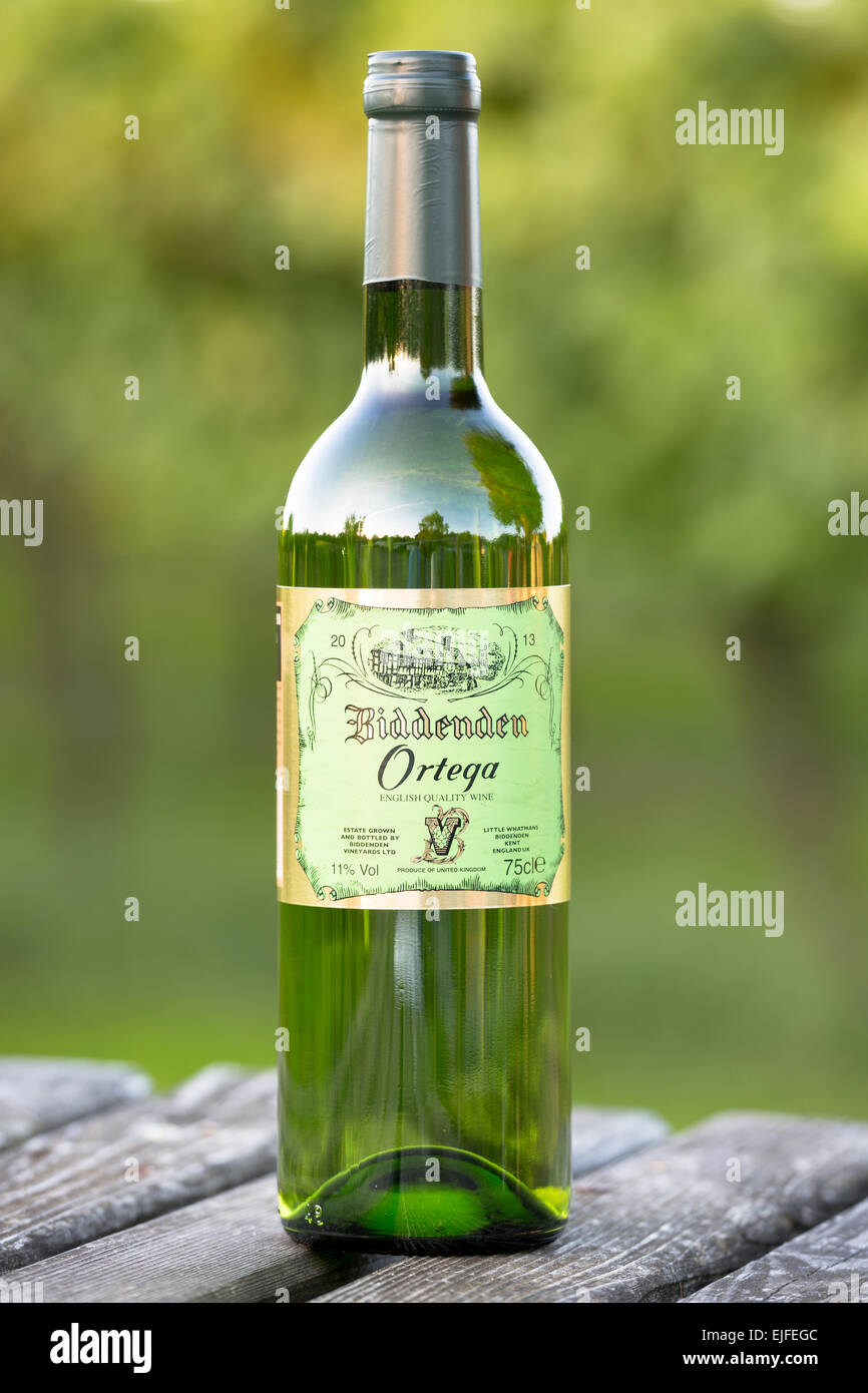 Flasche weißen Wein Ortega in Biddenden englische Weinberge in Kent, England, UK Stockfoto