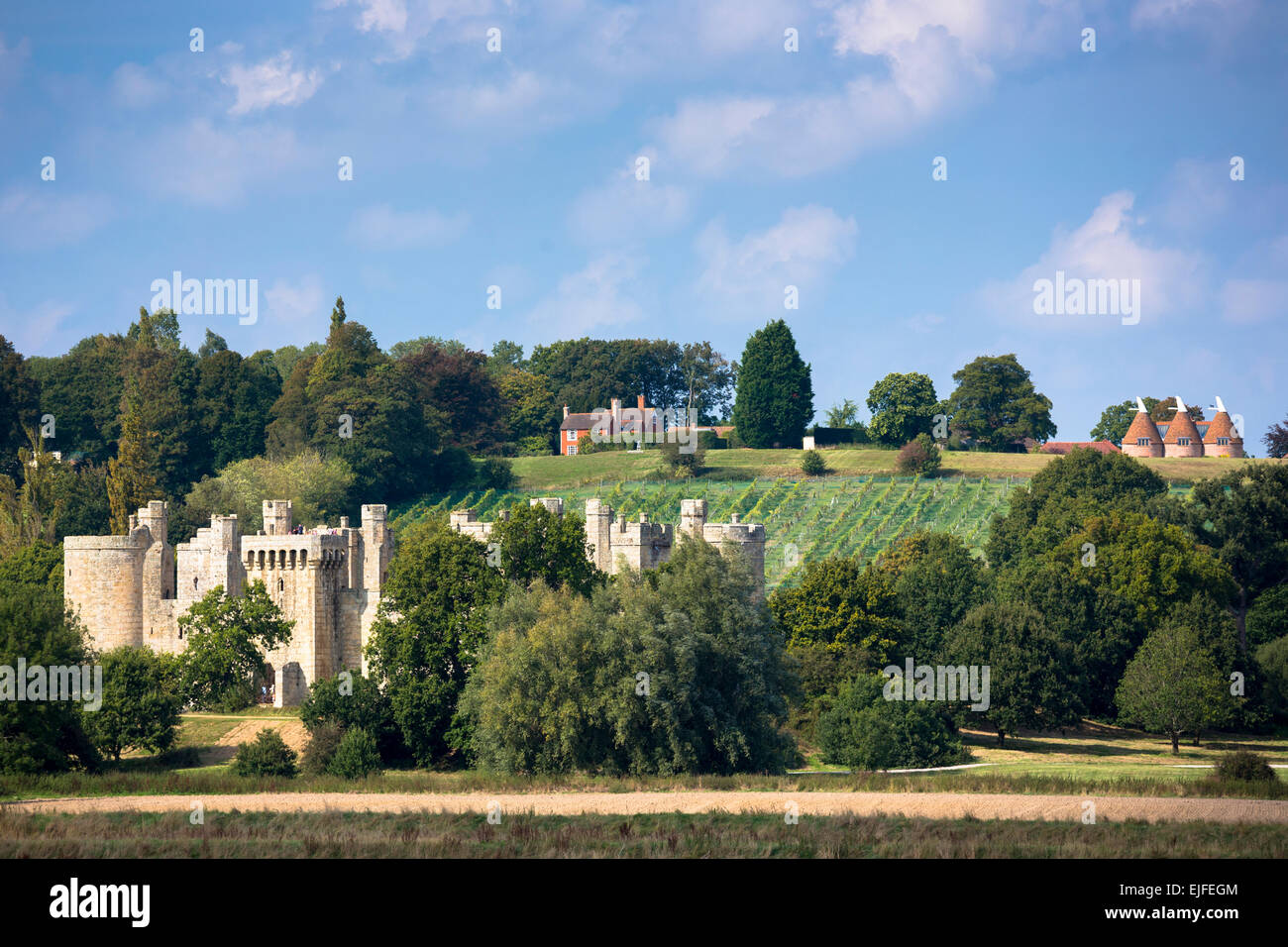 Spektakuläre 14. Jahrhundert Bodiam Castle, National Trust, Weinberg und Oast Häuser auf East Sussex und Kent Grenze, England, UK Stockfoto