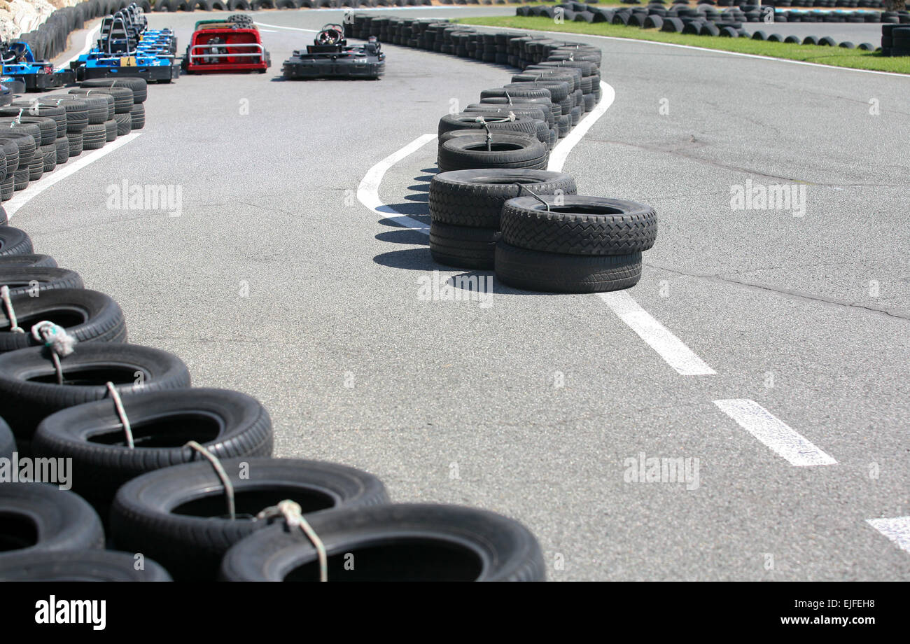 Maschine-Karts vor dem Start auf der Strecke. Sommer-Saison Stockfoto