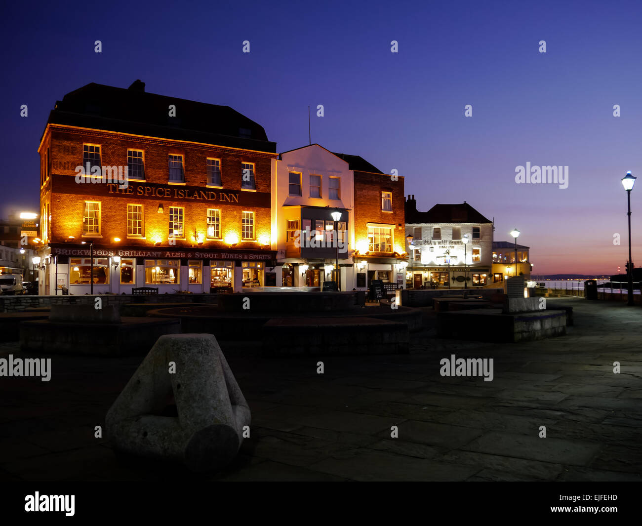 Gewürzinsel in Old Portsmouth in der Abenddämmerung mit still und West Gastwirtschaft und Spice Island Inn mit Flutlicht. Stockfoto