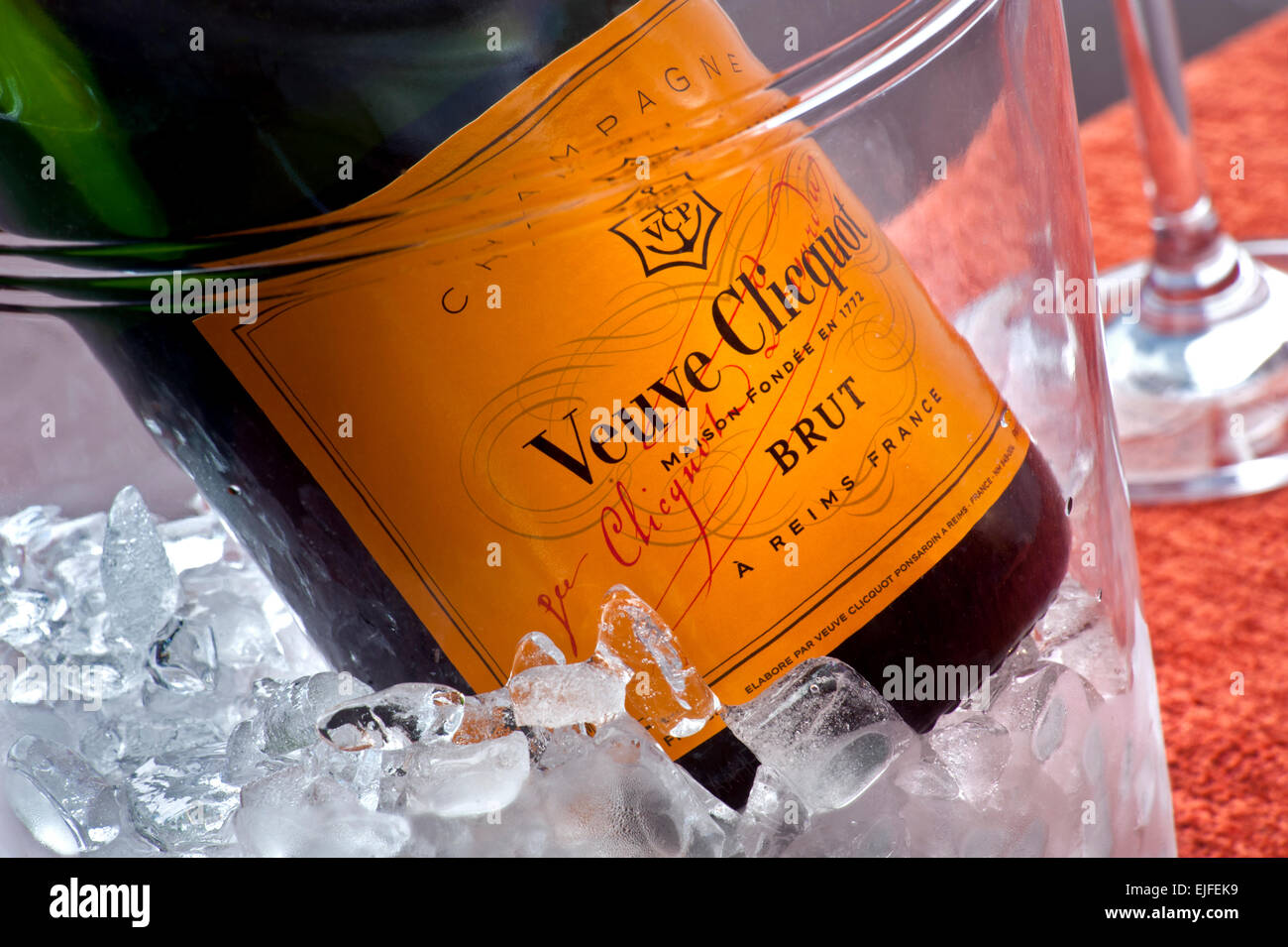 Schließen Sie die Ansicht auf Veuve Clicquot feine Flasche Champagner auf Eis im Weinkühler Stockfoto