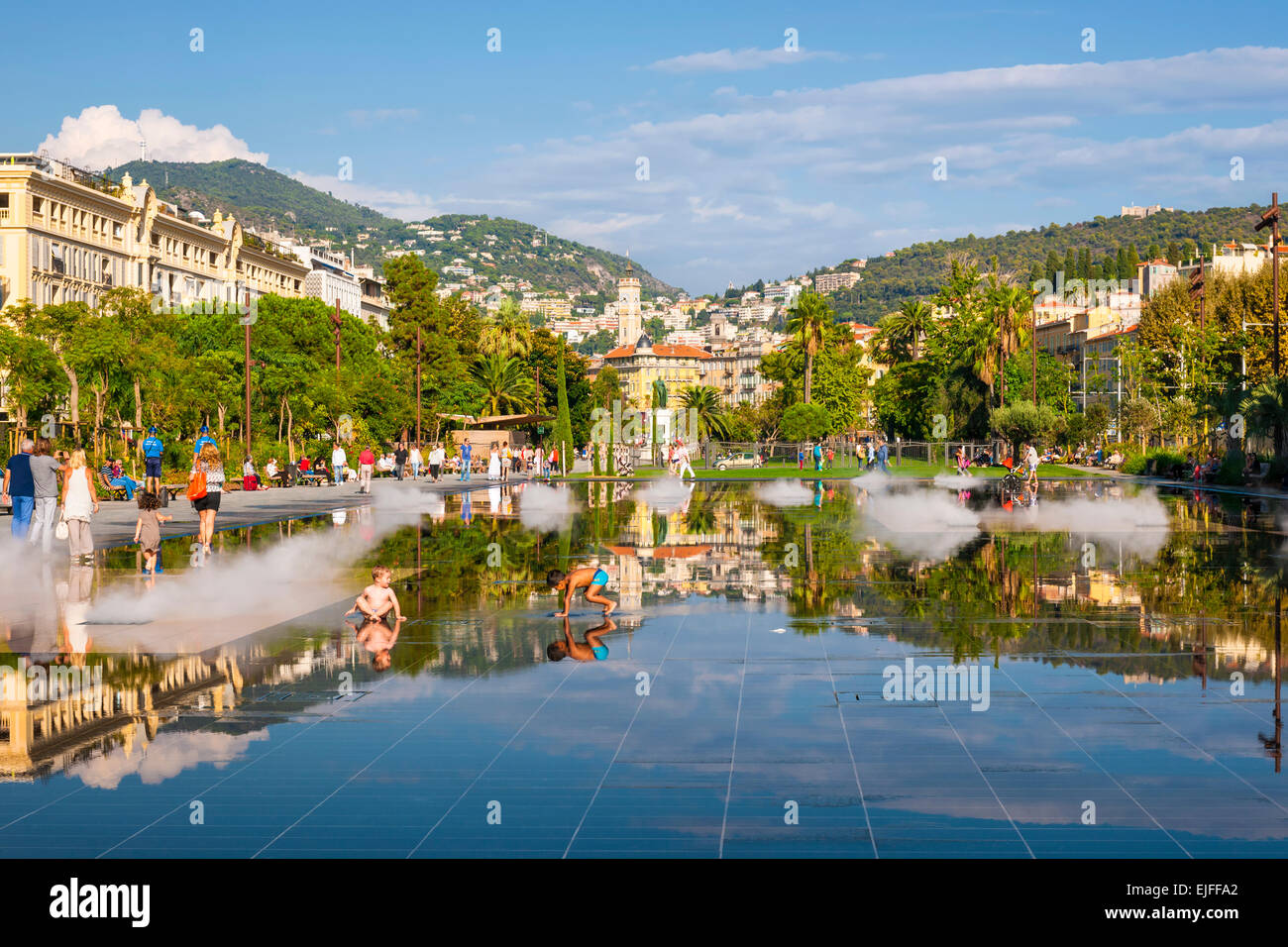 Nizza, Frankreich - 2. Oktober 2014: Kinder spielen im Brunnen auf der Promenade du Paillon reflektieren die Stadt und die umliegenden Hügel. Stockfoto