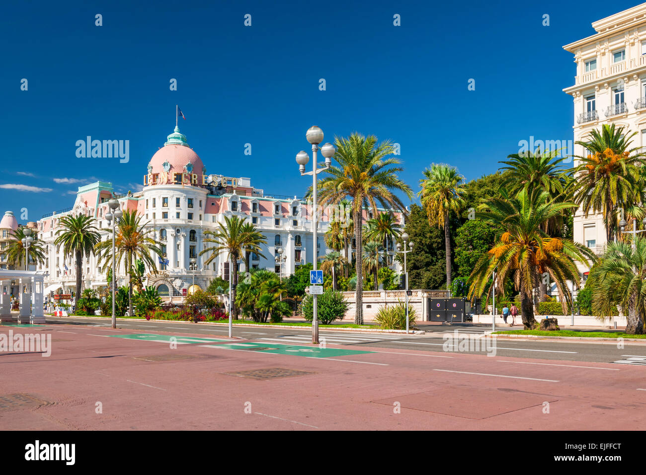 Nizza, Frankreich - 2. Oktober 2014: View of English promenade (Promenade des Anglais) mit Hotel Negresco Stockfoto
