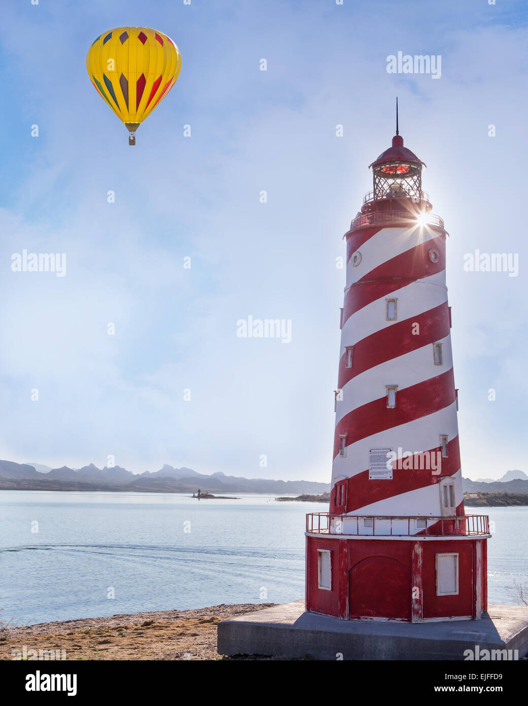 Heißluftballon fliegen in der Nähe von Leuchtturm in Lake Havasu City, Az. Stockfoto