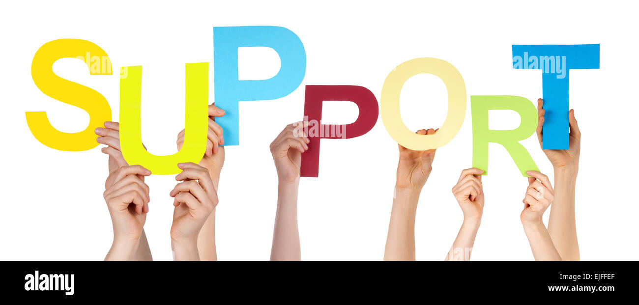 Viele Hände halten bunte Buchstaben oder Zeichen Gebäude isoliert englische Wort Support auf weißem Rücken und kaukasische Menschen Stockfoto