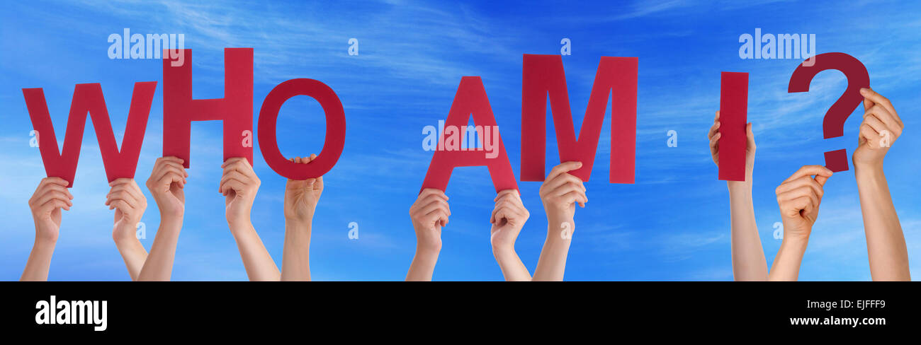 Viele kaukasische Menschen und Händen mit roten Buchstaben oder Zeichen Gebäude das englische Wort, wer ich bin Sie am blauen Himmel Stockfoto