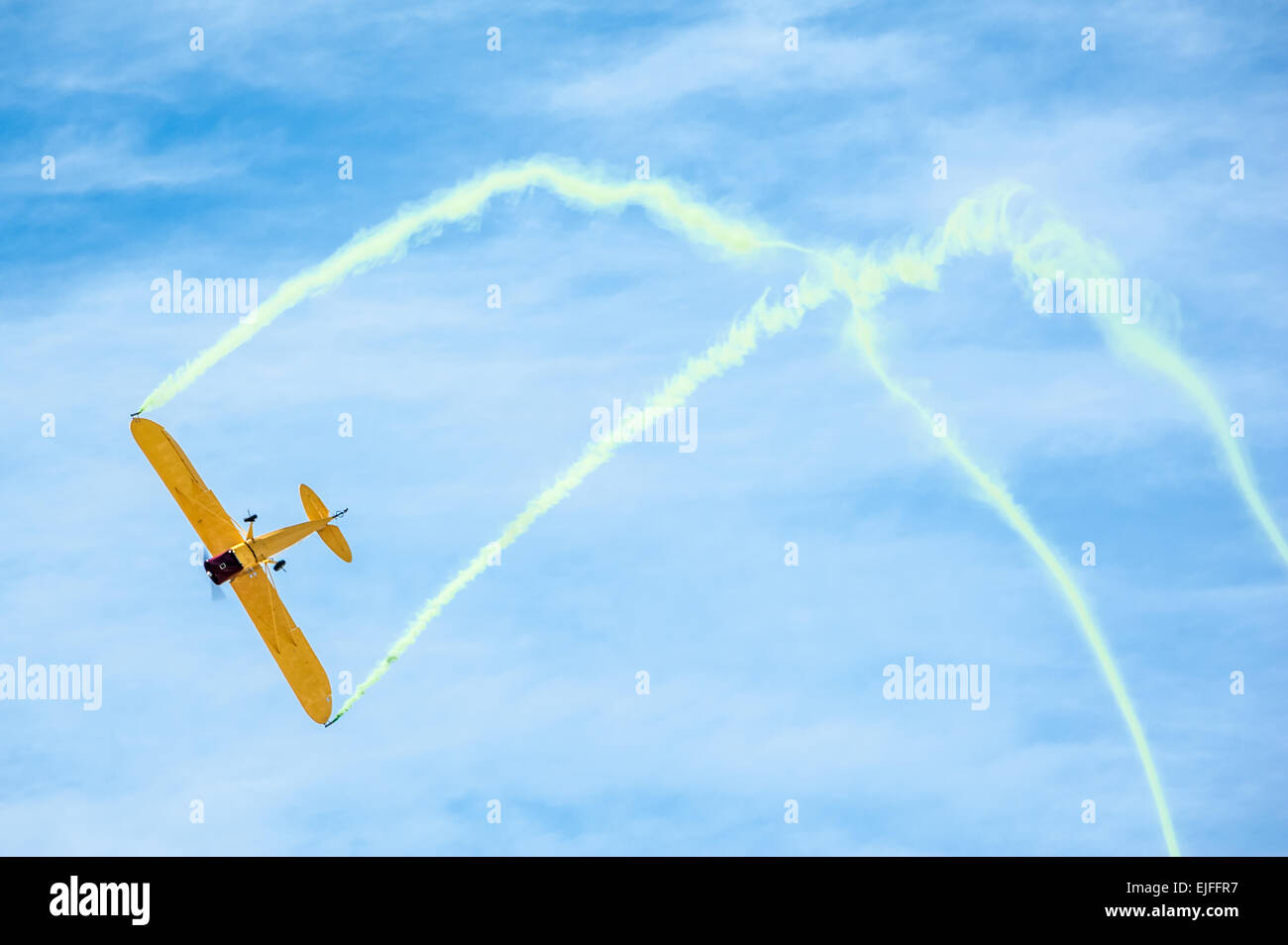 Kunstflug Flugzeug mit farbigen Rauch Trails. Stockfoto