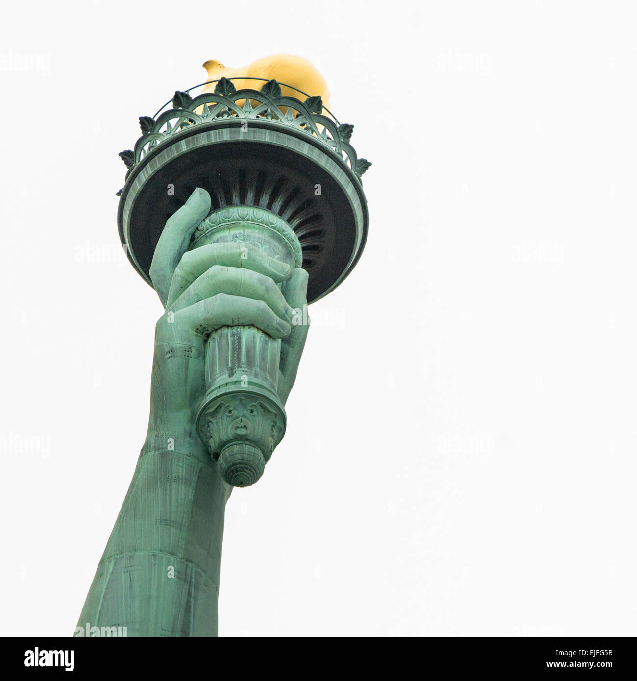 Niedrigen Winkel Blick auf die Statue of Liberty Torch, Liberty Island, Manhattan, New York City, New York State, USA Stockfoto