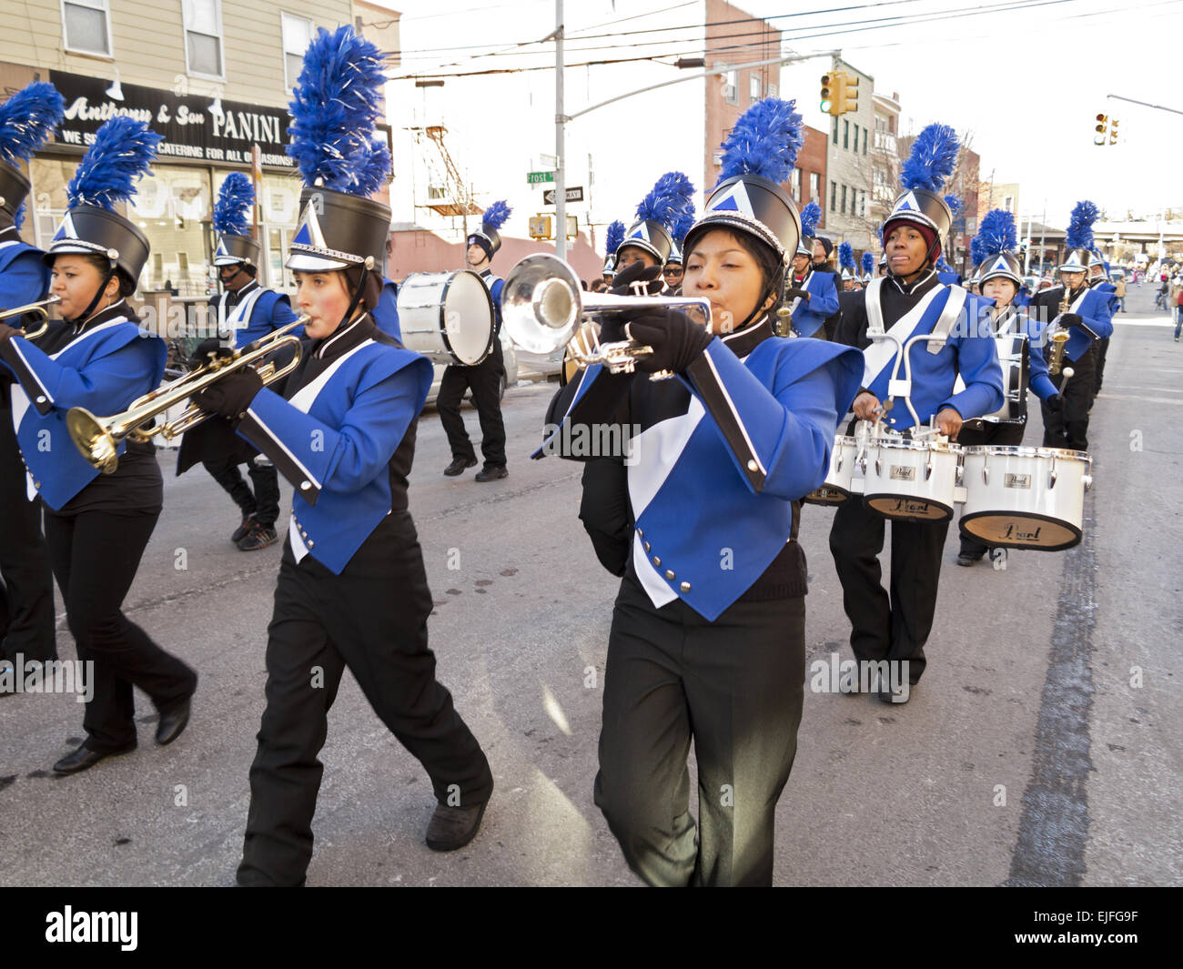 High School Blaskapelle in der drei Könige-Day-Parade in Williamsburg, Brooklyn, NY. Stockfoto