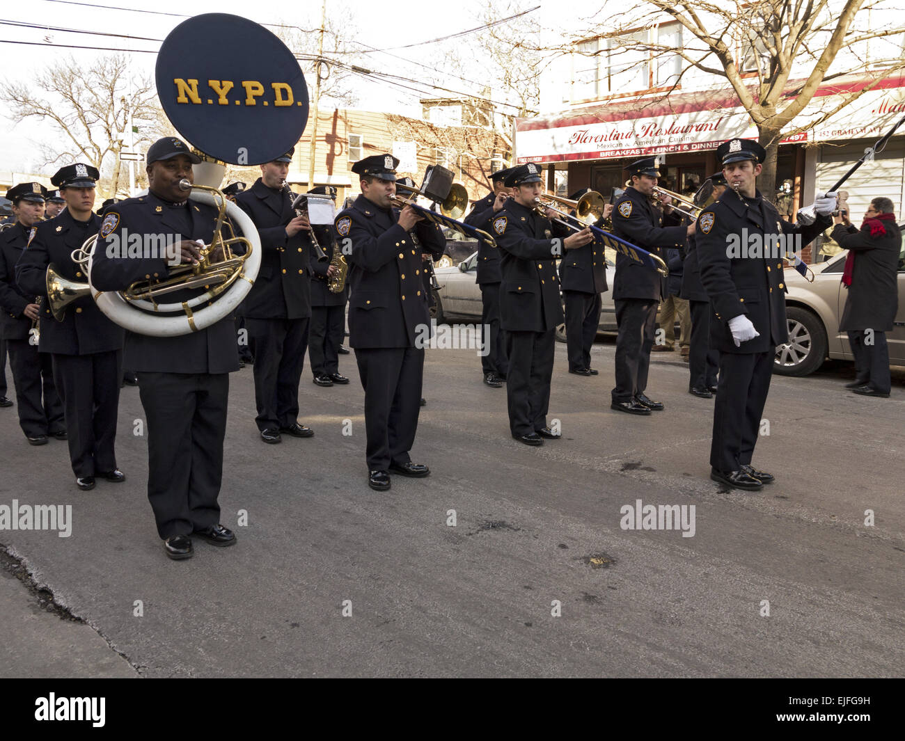 NYPD marching Band an die drei Könige-Day-Parade in Williamsburg, Brooklyn, NY. Stockfoto