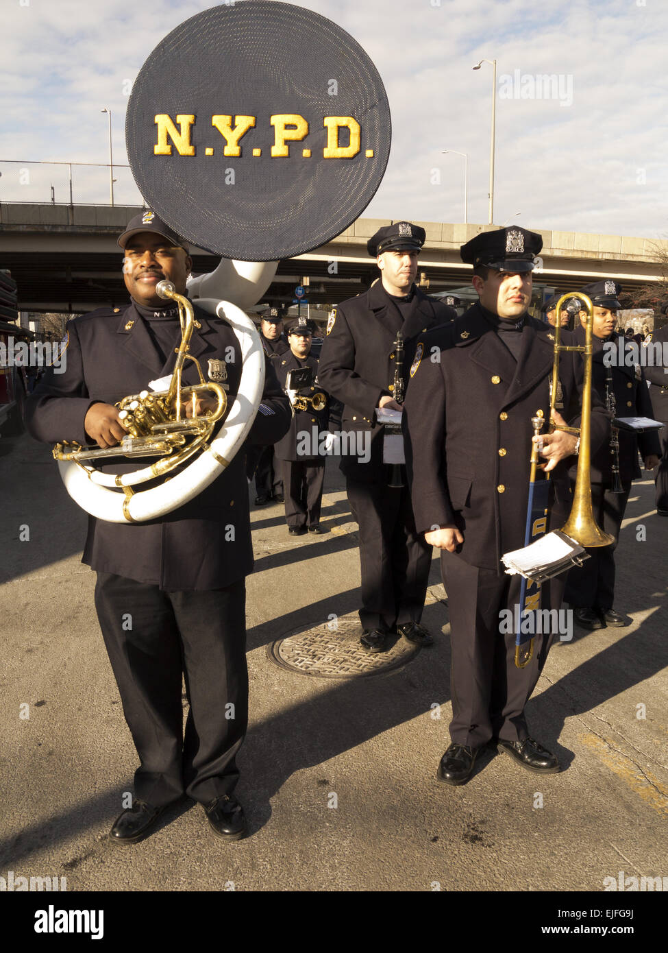 NYPD marching Band an die drei Könige-Day-Parade in Williamsburg, Brooklyn, NY. Stockfoto