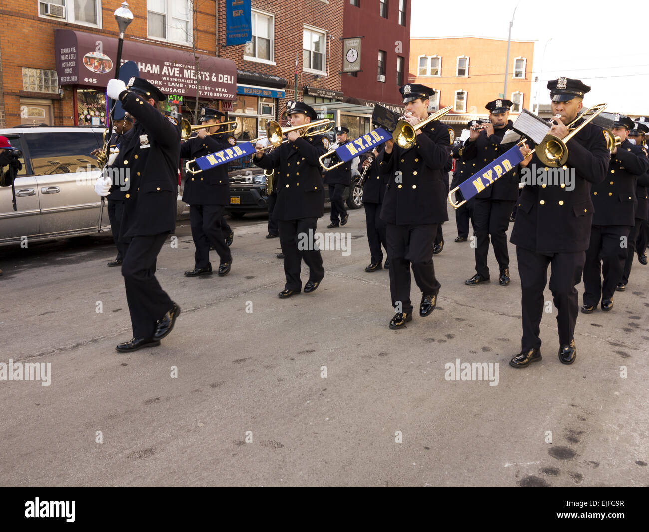 NYPD marching Band an die drei Könige-Day-Parade in Williamsburg, Brooklyn, NY. Stockfoto