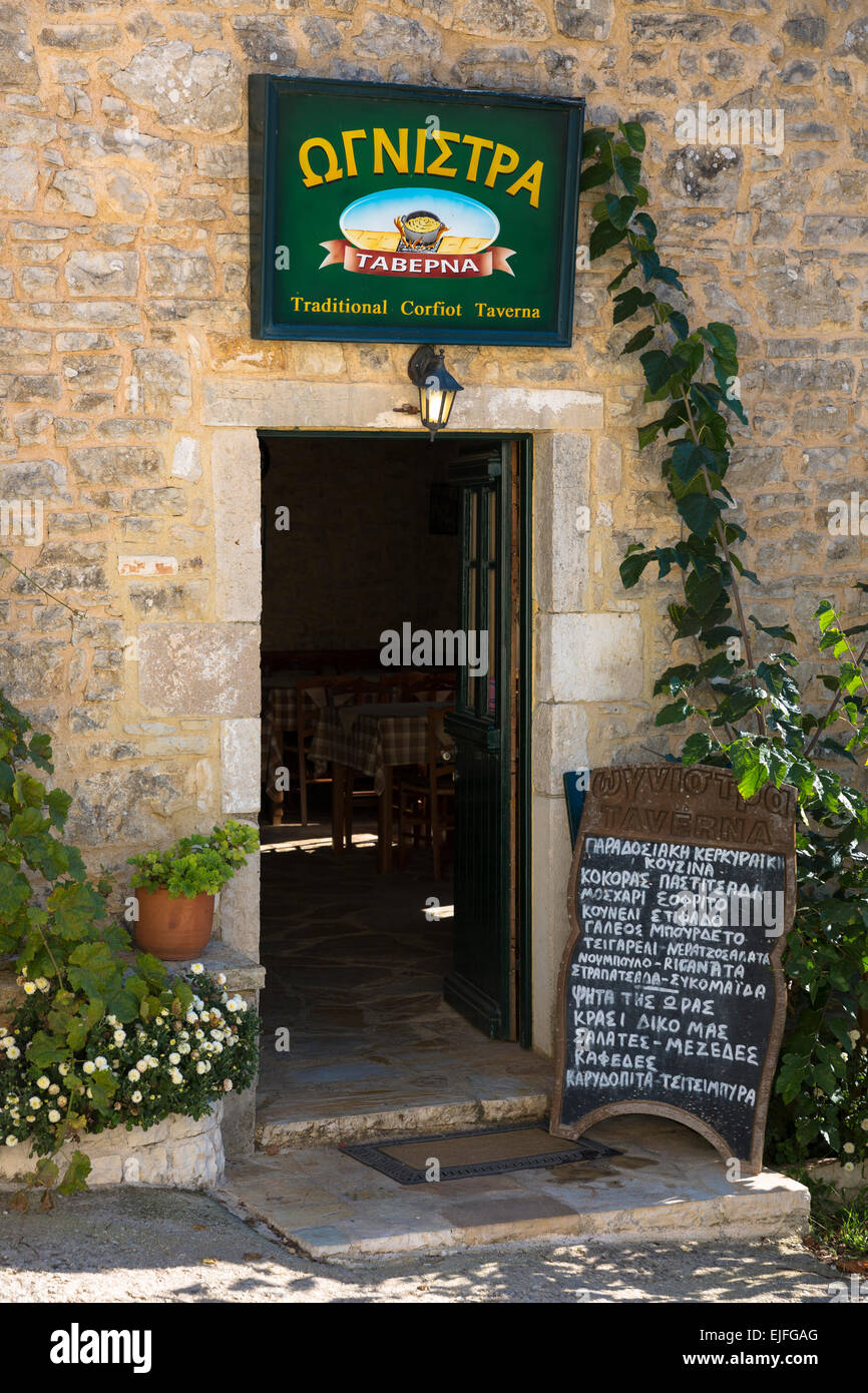 Typische griechische Taverne Speisekarte Taverna Restaurant im ältesten Stadt Korfu, historische alte Dorf Old Perithia - Palea Perithiea, Stockfoto