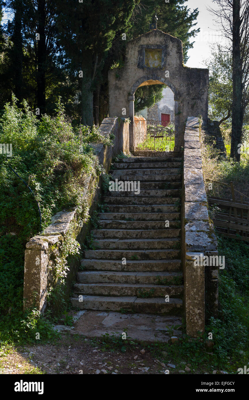 Eine Steintreppe von Petra Kirche St. Nikolaos Form Stairway to Heaven im alten Dorf von Old Perithia - Palea Perithea, Korfu, G Stockfoto