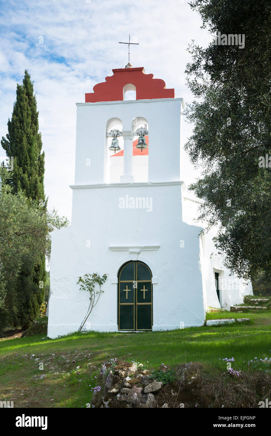 Weiß getünchte griechisch-orthodoxe Kirche an Nimfes, Nymfes, in Nord-Korfu, Griechenland Stockfoto