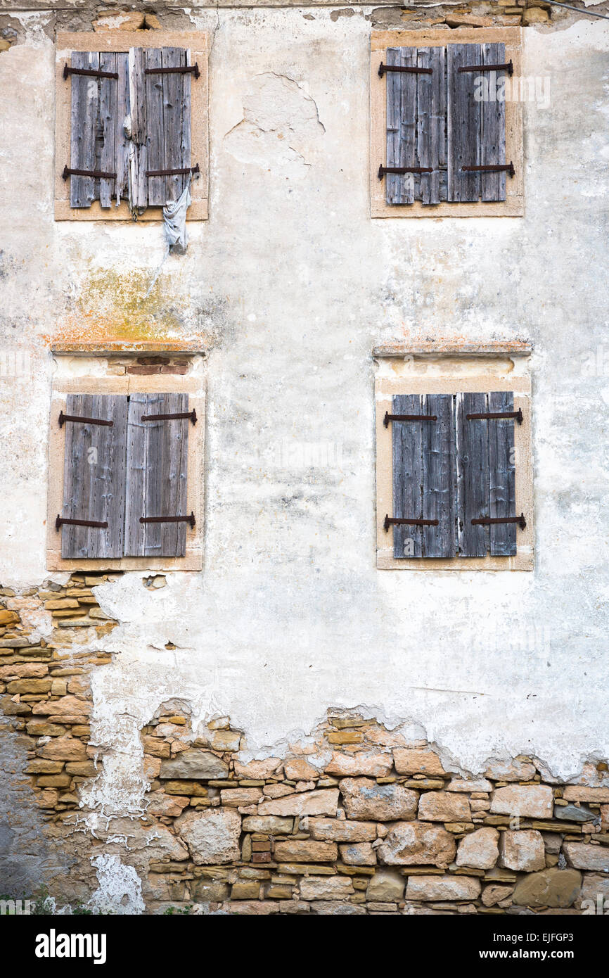 Schäbige Haus im alten Dorf Peroulades im nördlichen Korfu, Griechenland Stockfoto