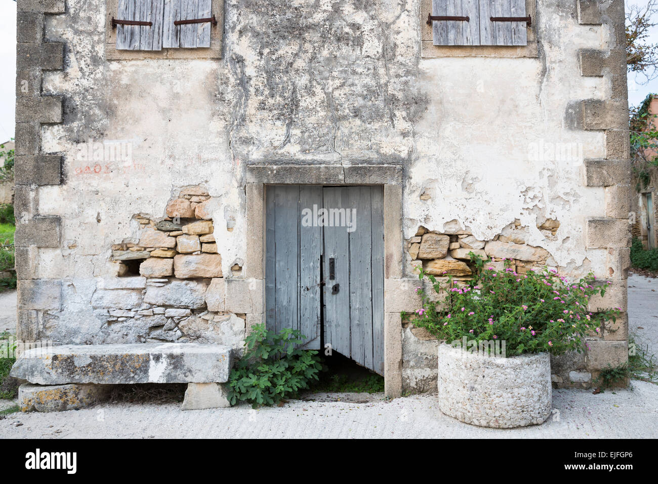 Schäbige alte Haus im alten Dorf Peroulades im nördlichen Korfu, Griechenland Stockfoto