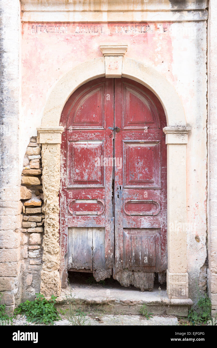 Schäbige Eingangstür des Hauses im alten Dorf Peroulades im nördlichen Korfu, Griechenland Stockfoto