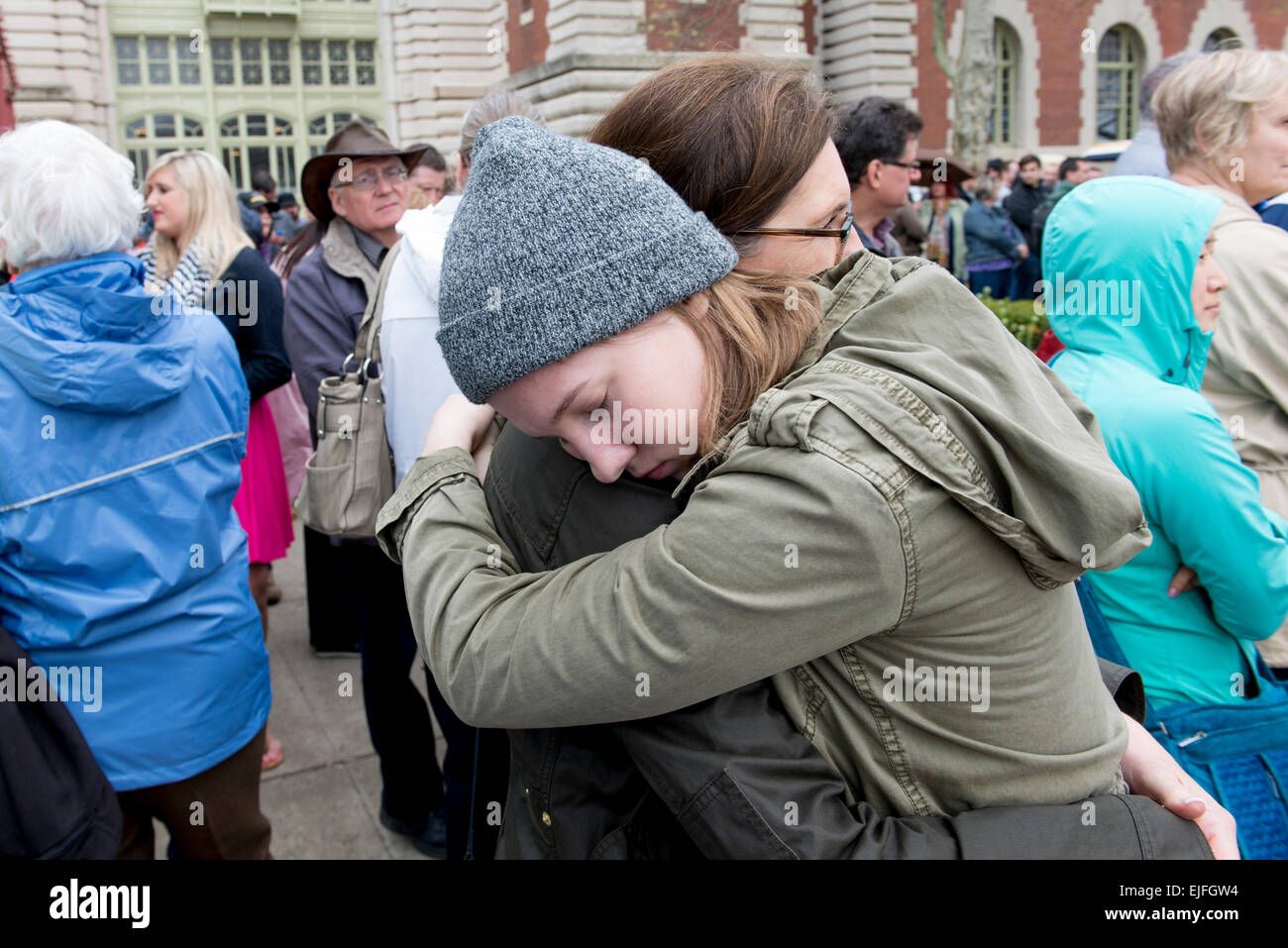 Mutter und Tochter umarmt, Ellis Island, Jersey City, New York State, USA Stockfoto