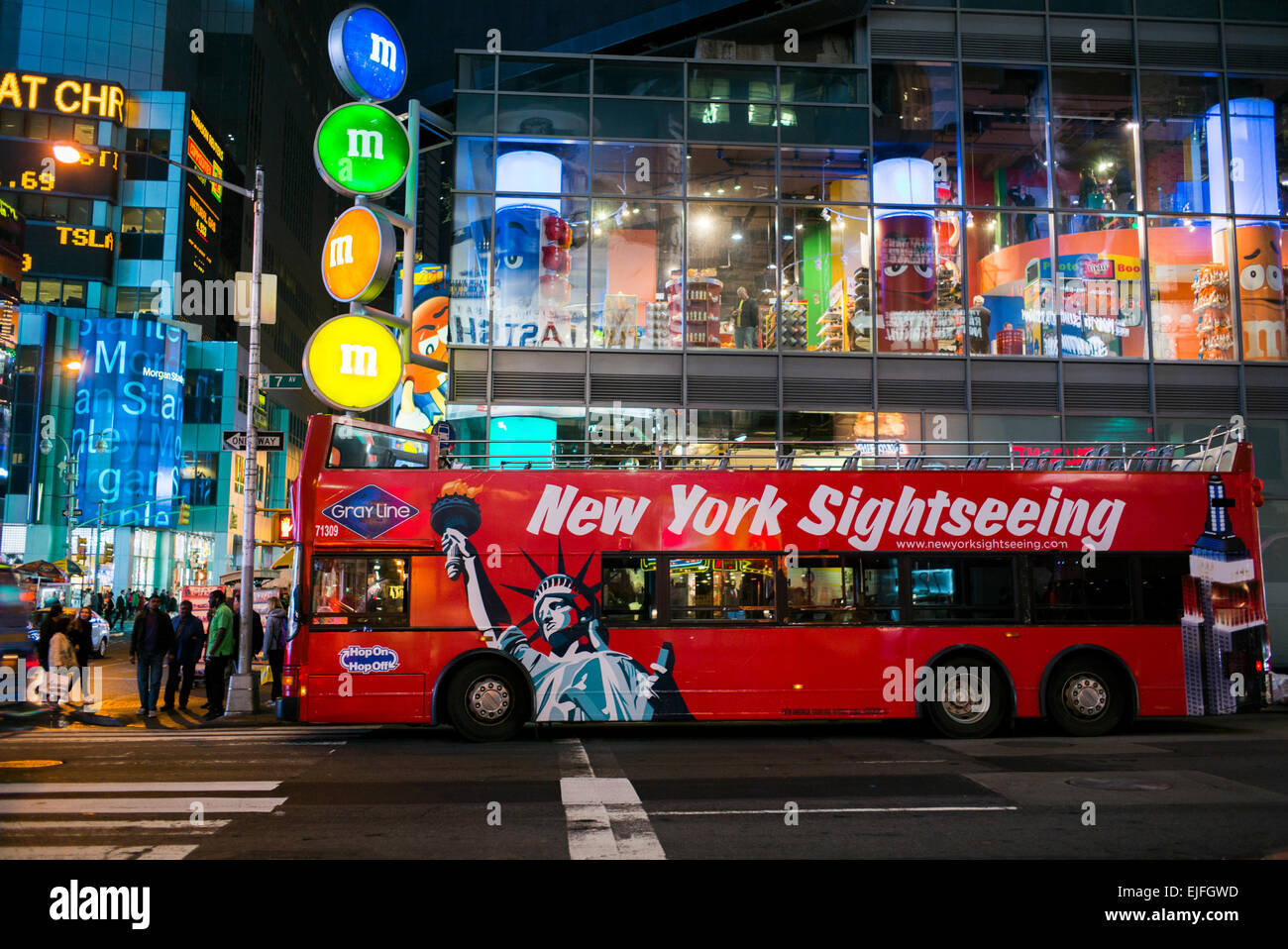 Tour-Bus auf der Straße bei Nacht, Times Square, Manhattan, New York City, New York State, USA Stockfoto