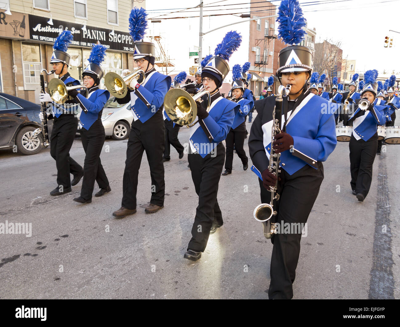 High School Blaskapelle in der drei Könige-Day-Parade in Williamsburg, Brooklyn, NY. Stockfoto