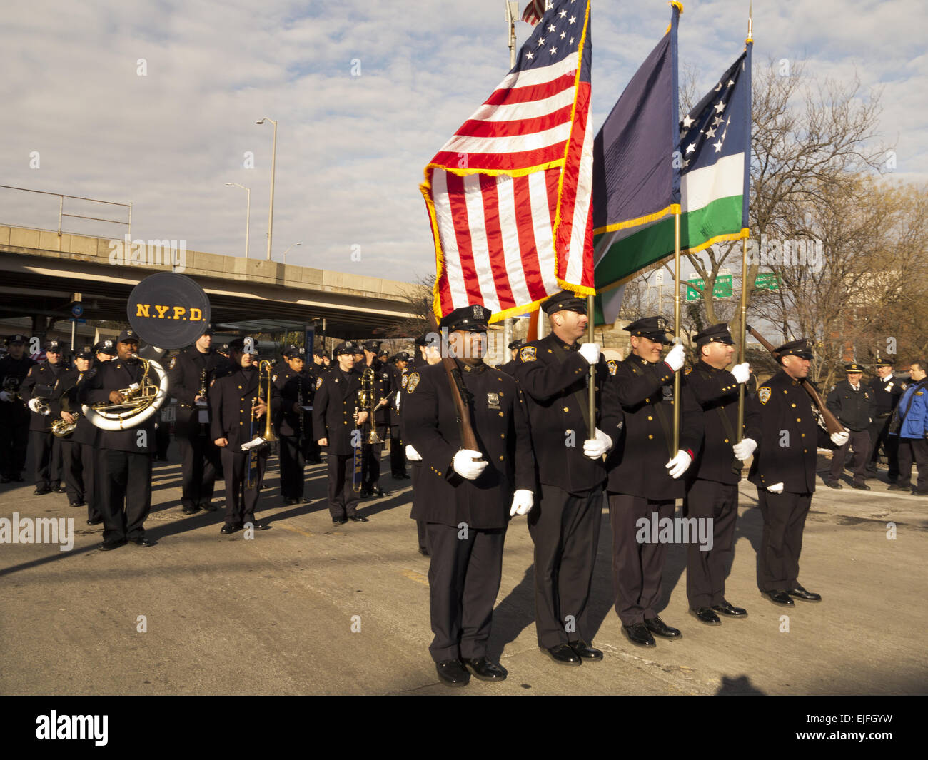 NYPD marching Band an die drei Könige-Day-Parade in Williamsburg, Brooklyn, NY. Stockfoto