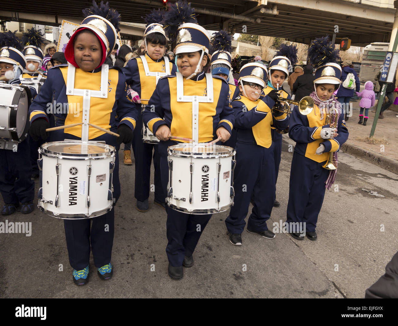 Grundschule Blaskapelle in der drei Könige-Day-Parade in Williamsburg, Brooklyn, NY. Stockfoto