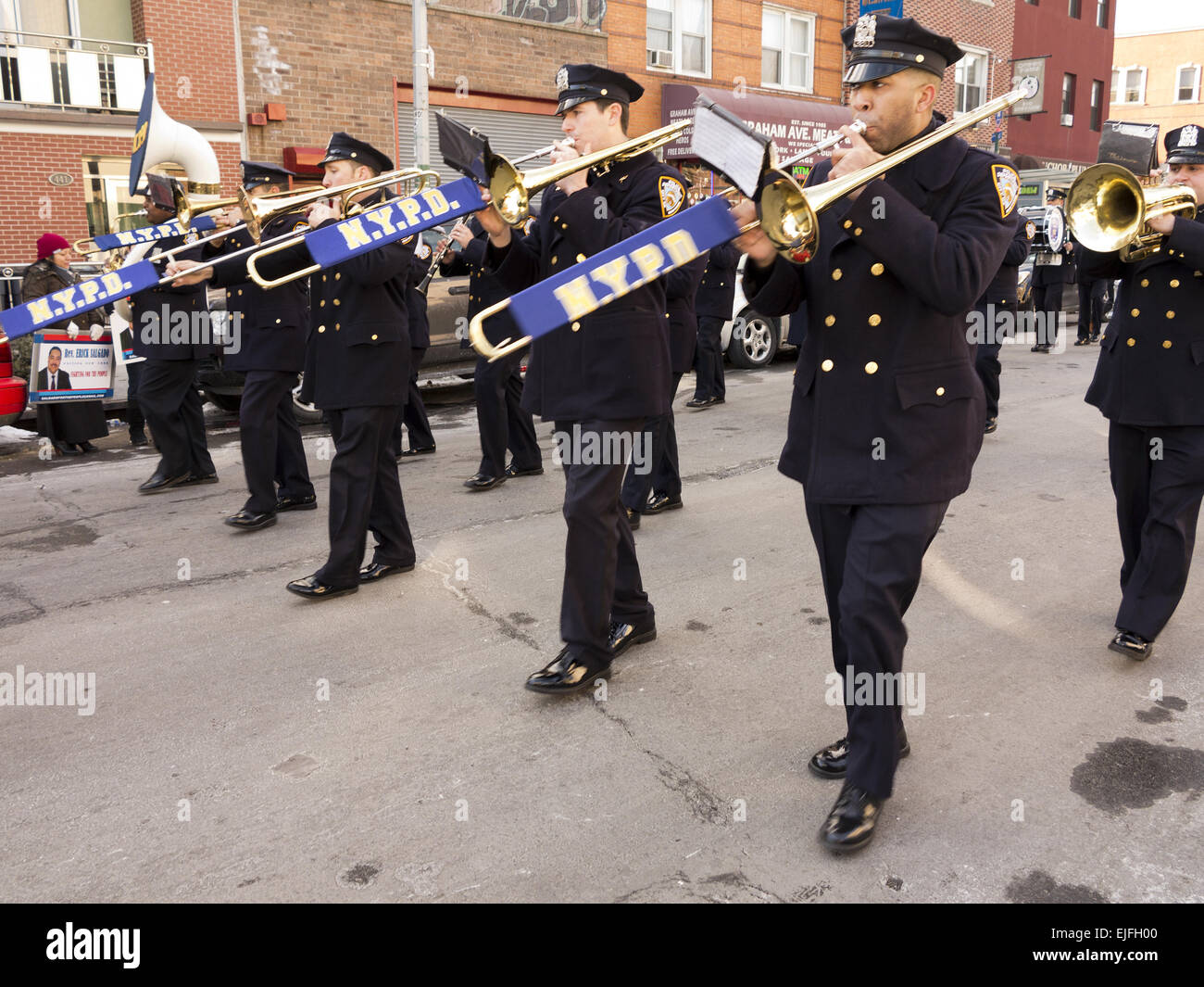 NYPD marching Band an die drei Könige-Day-Parade in Williamsburg, Brooklyn, NY. Stockfoto