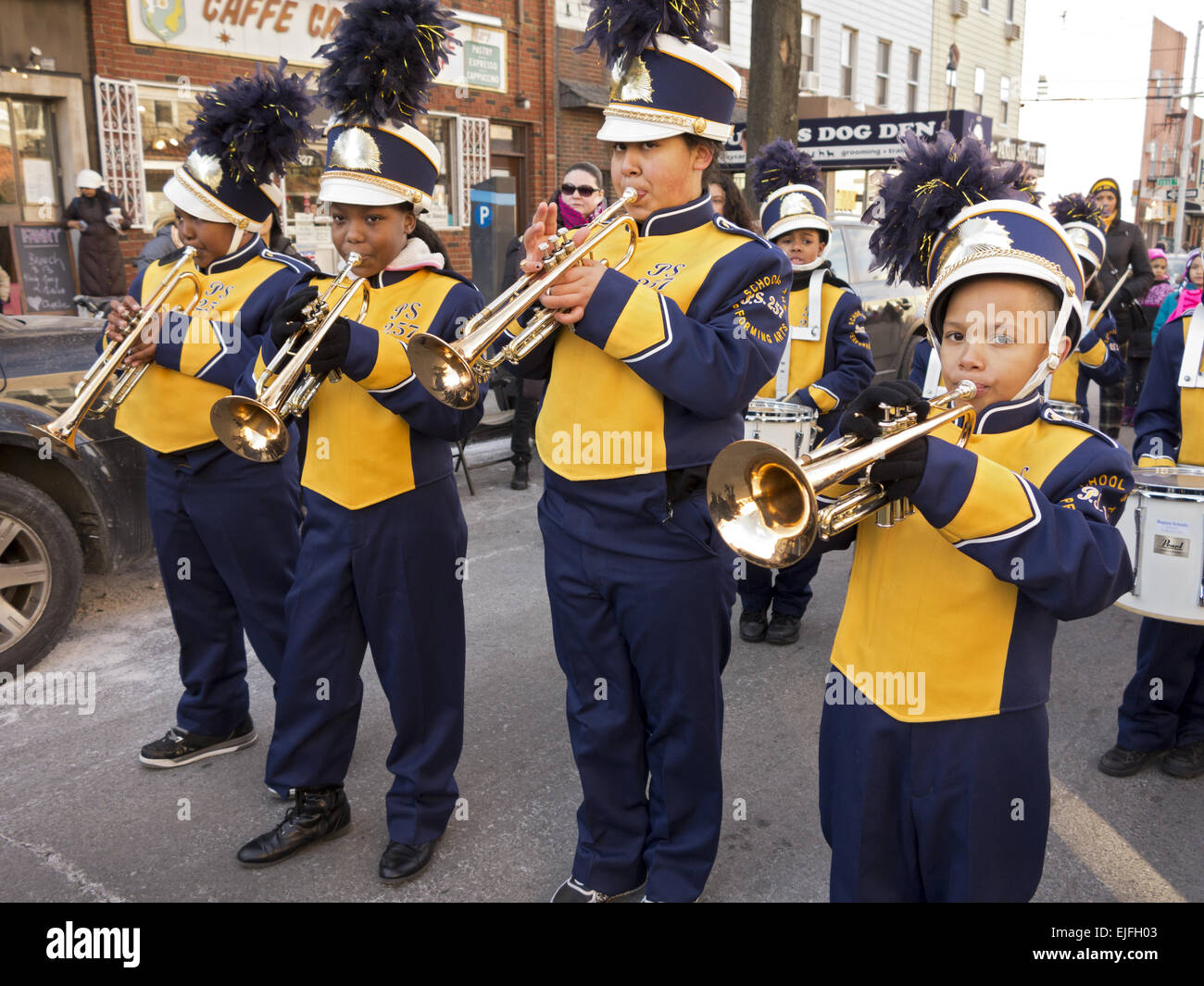 Grundschule Blaskapelle in der drei Könige-Day-Parade in Williamsburg, Brooklyn, NY. Stockfoto