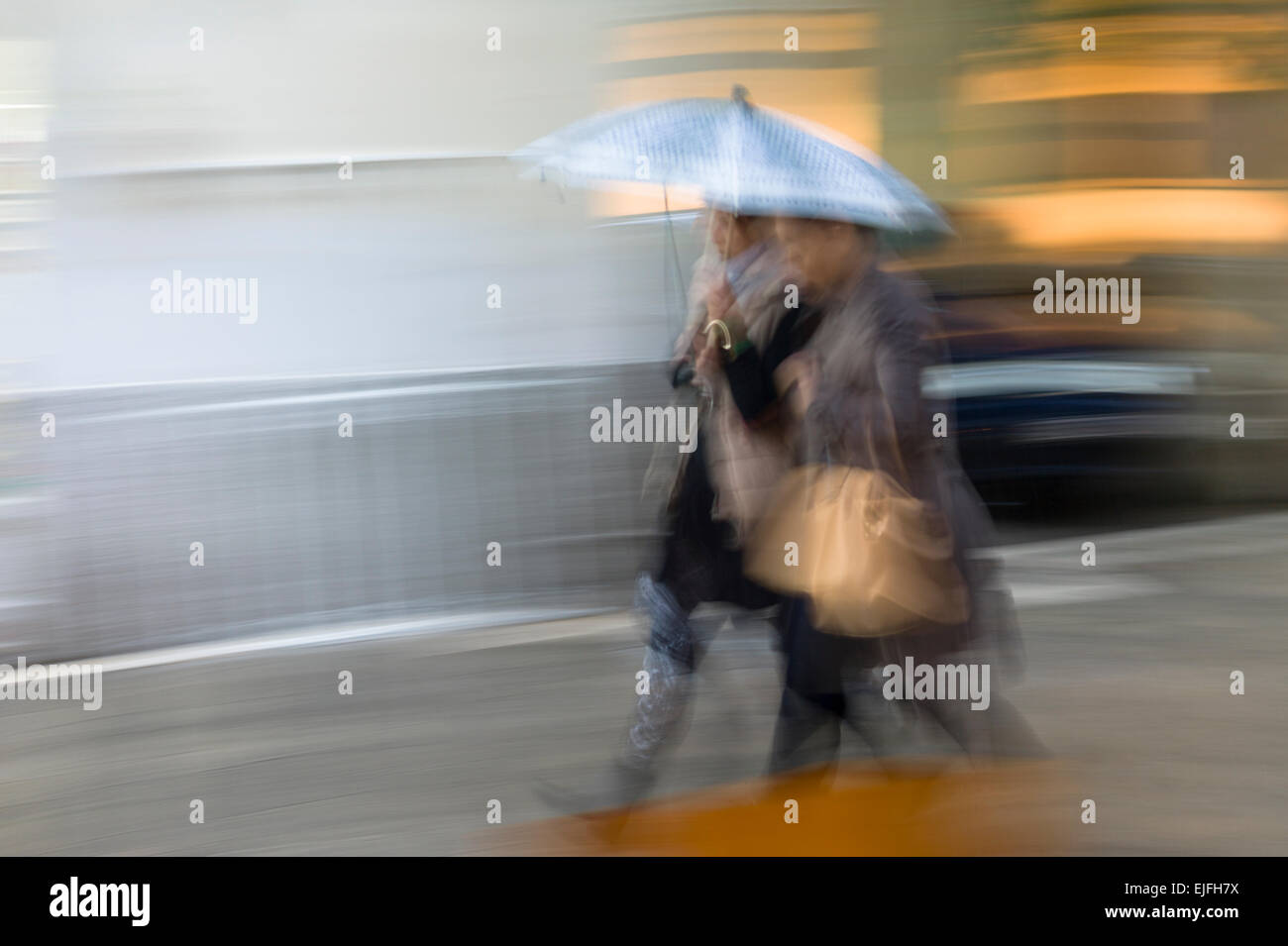 Menschen zu Fuß mit Regenschirm in regnerischen Tageslichtszene in Kerkyra, Korfu, Griechenland Stockfoto