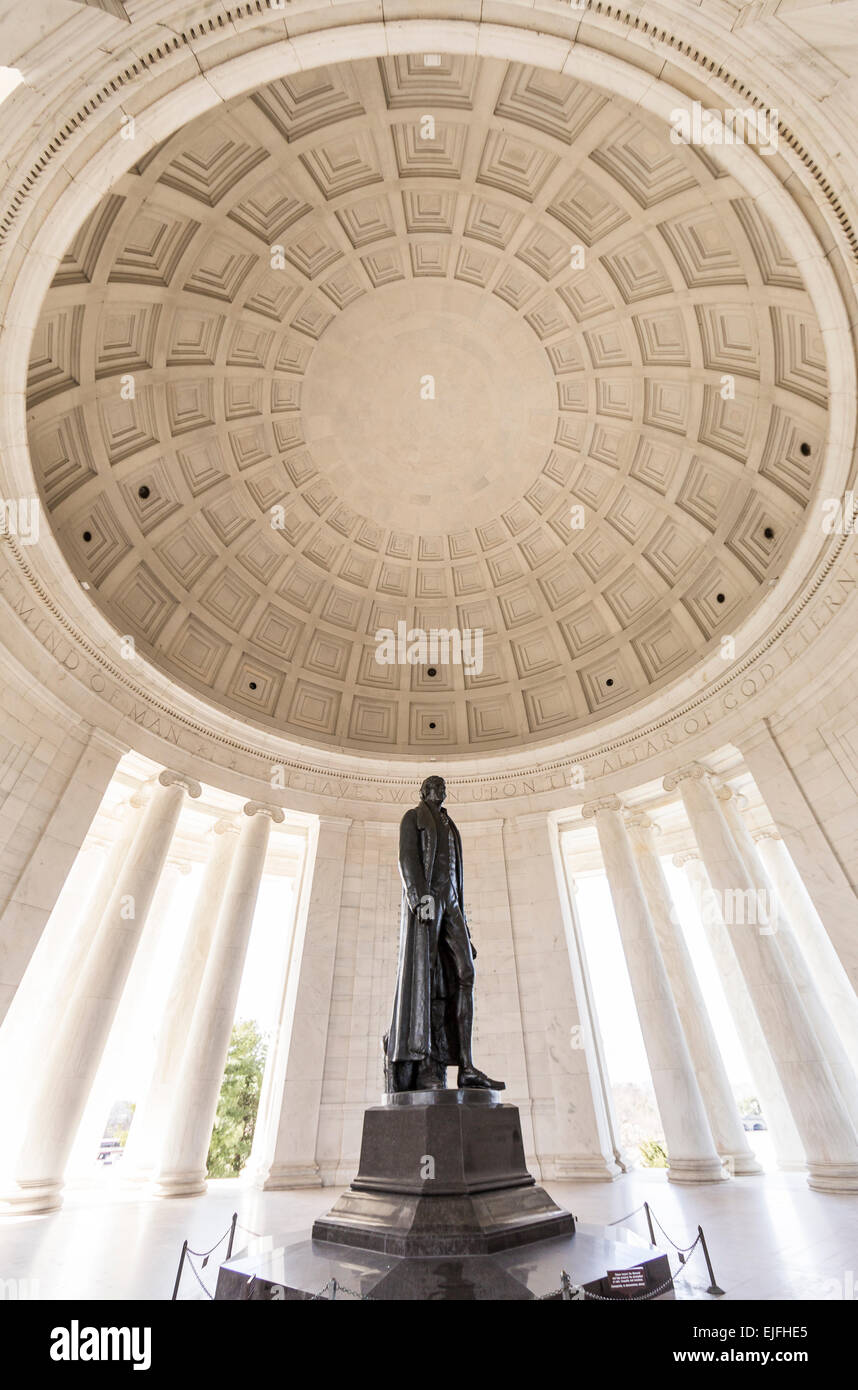WASHINGTON, DC, USA - Jefferson Memorial. Bronze-Statue und die Decke der Kuppel. Stockfoto