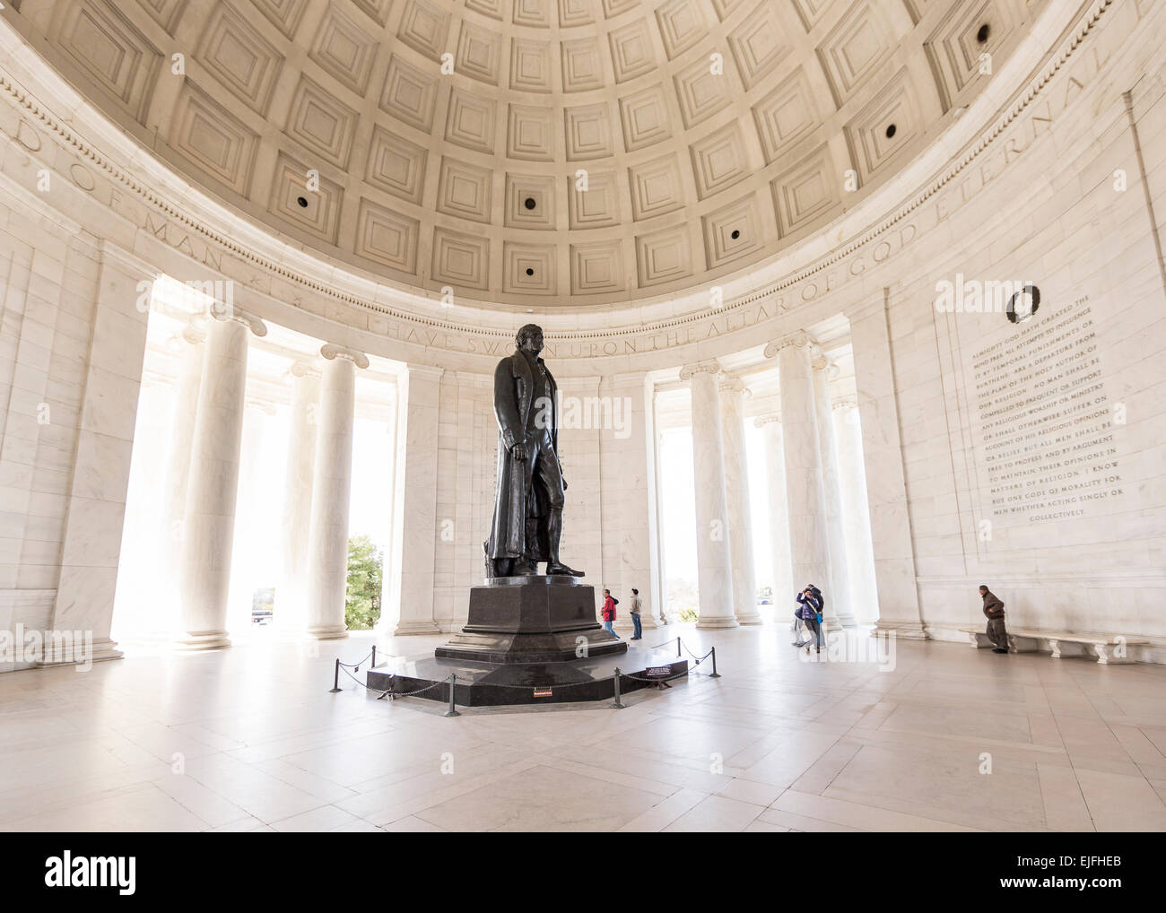 WASHINGTON, DC, USA - Jefferson Memorial. Bronze-Statue von Thomas Jefferson in der Rotunde. Stockfoto