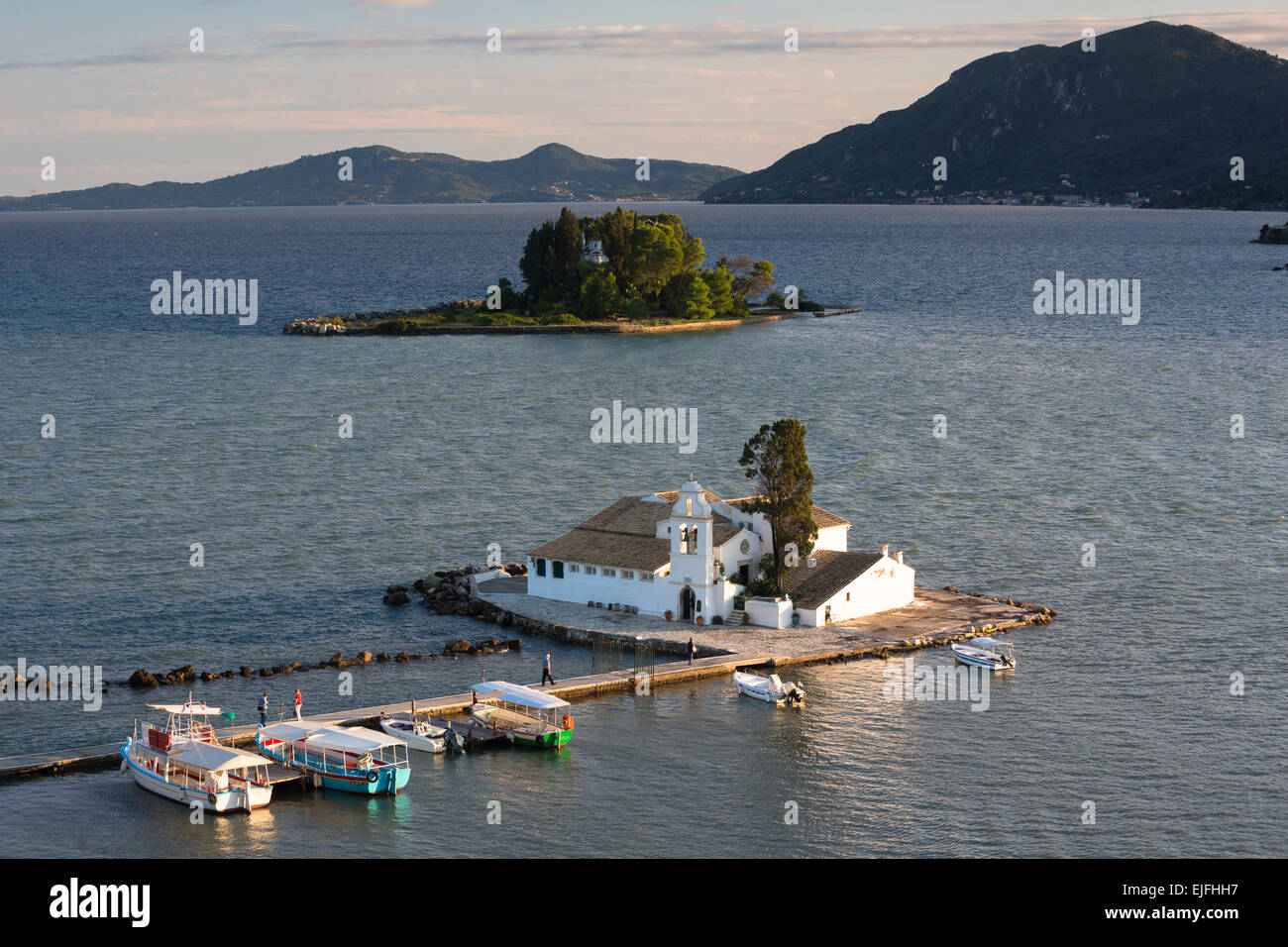 Berühmte Kloster Panagia Vlahernon vor Kanoni-Halbinsel in Kerkyra, Korfu, Ionische Inseln, Griechenland Stockfoto