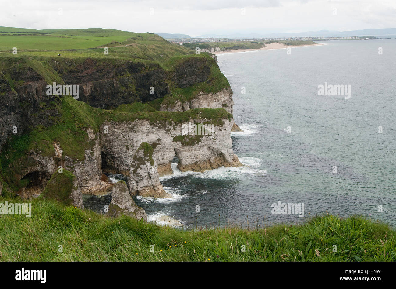 Ein Blick auf die irische Nordküste, mit Fernblick über Portrush Stockfoto