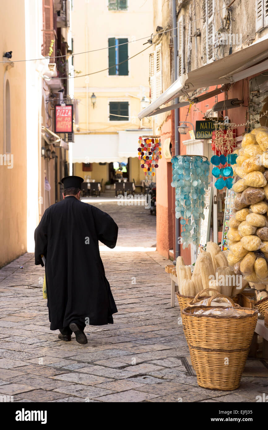 Griechisch-orthodoxe Priester in traditionellen Gewändern in Straßenszene in Kerkyra, Korfu, Griechenland Stockfoto