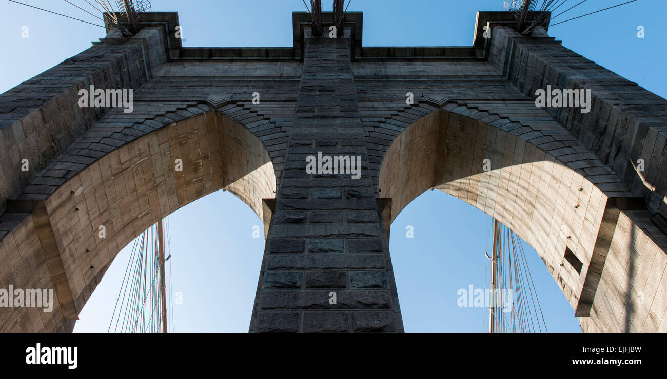 Niedrigen Winkel Blick auf die Brooklyn Bridge, Manhattan, New York City, New York State, USA Stockfoto